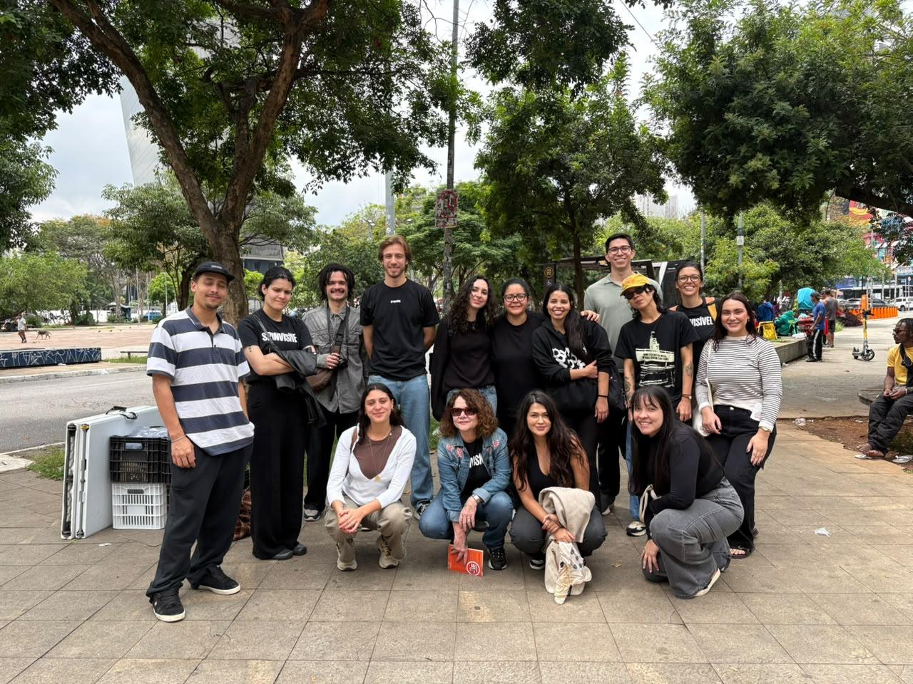 Grupo de voluntários da SP Invisível reunidos em praça de São Paulo