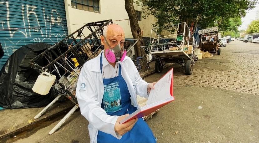 SP Invisível entrega novo livro para padre Júlio Lancellotti