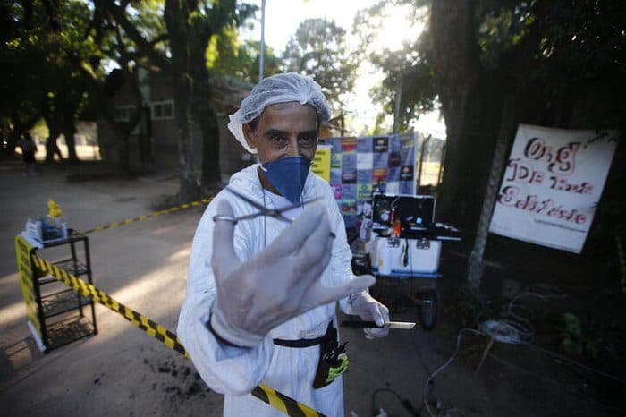 De triciclo, barbeiro argentino vai a Redenção cortar cabelo de moradores de rua