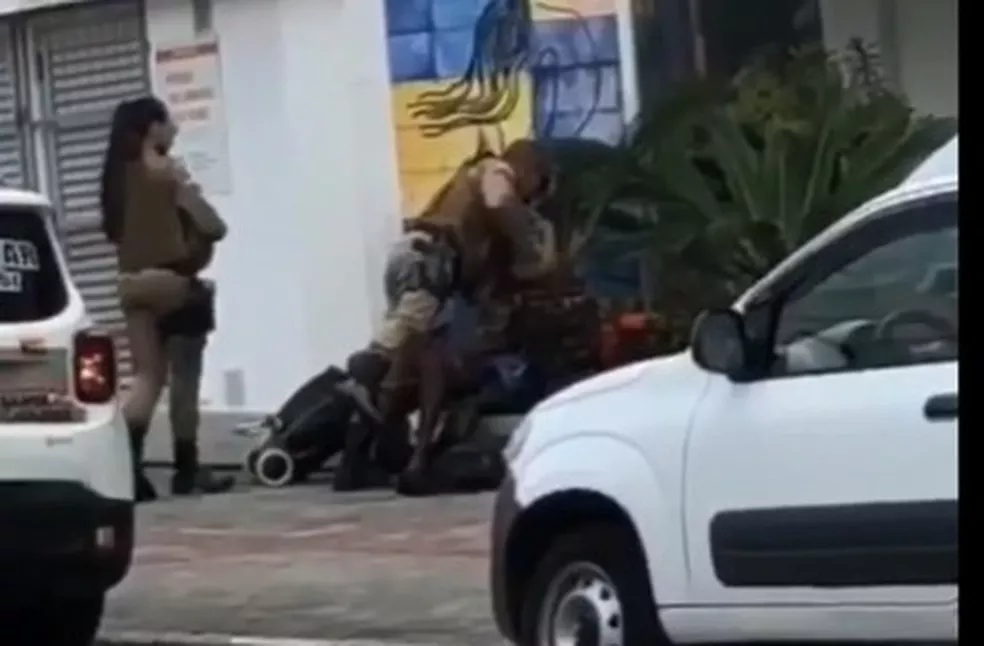 Homem em situação de rua sofre violência policial em SC