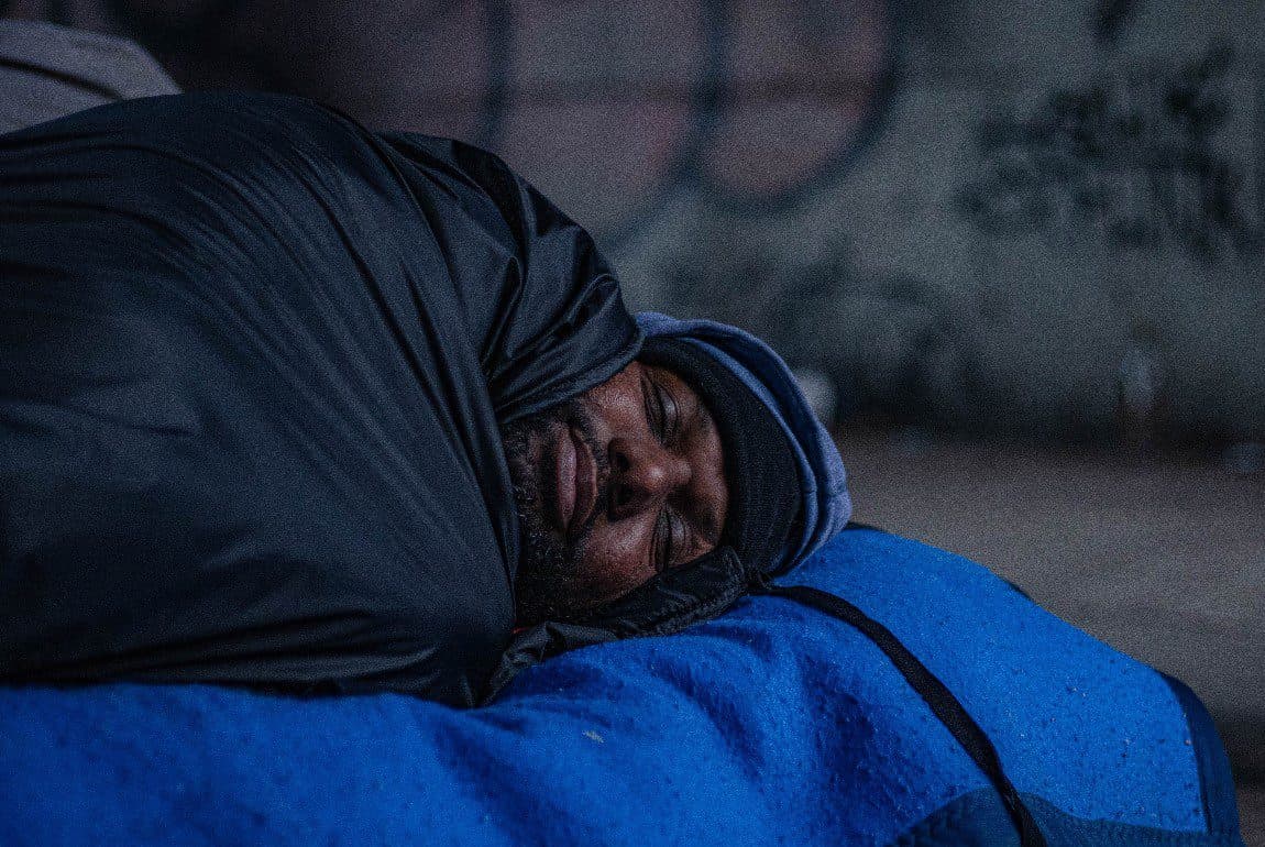 A Luta pela Sobrevivência da População de Rua no Inverno